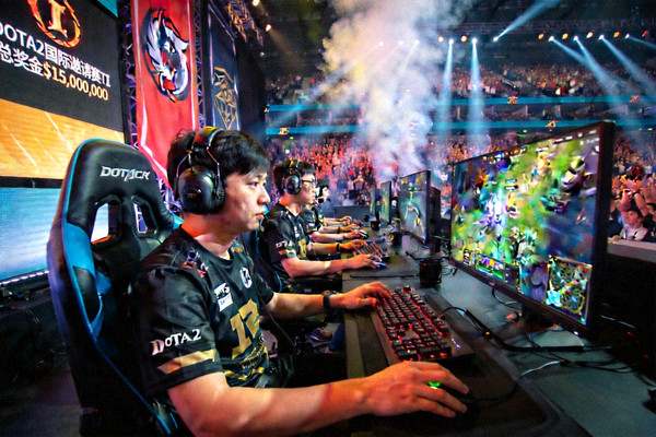 DOTA2国际邀请赛TI现场盛况 - 选手在高额奖金池下激烈对战