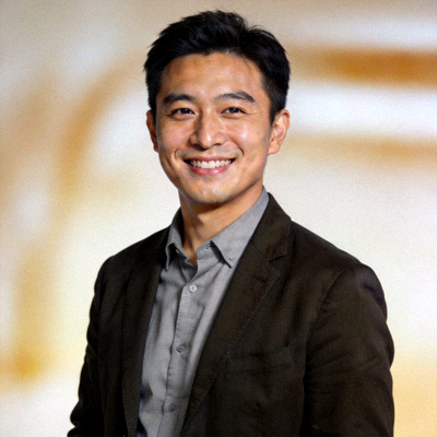 IM电竞创始人兼CEO张明远先生身着商务休闲装，面带自信微笑的半身肖像